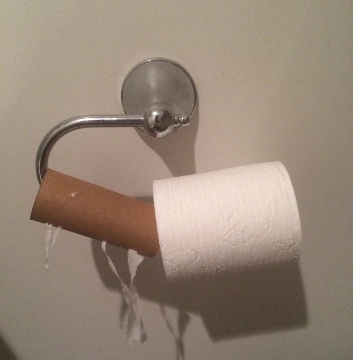 16 Times Roommate Situations Took an Unexpected Turn