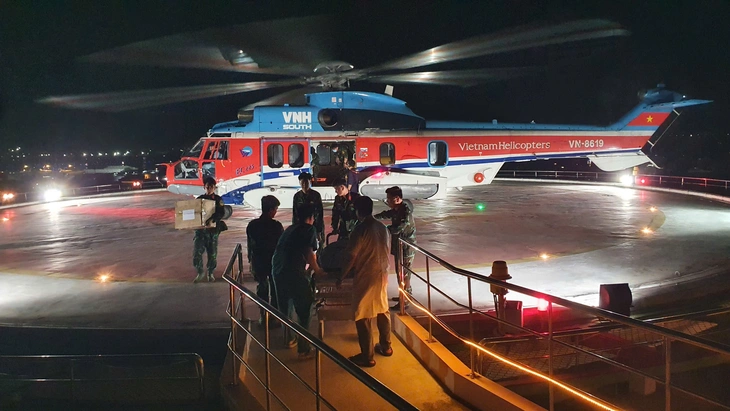 Trực thăng của Binh đoàn 18 bay xuyên đêm cấp cứu bệnh nhân tiên lượng nặng từ Trường Sa