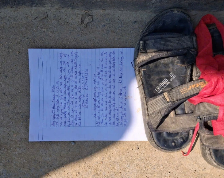 Trò đùa tai hại của nhóm học sinh để dép và thư con mệt mỏi trên cầu