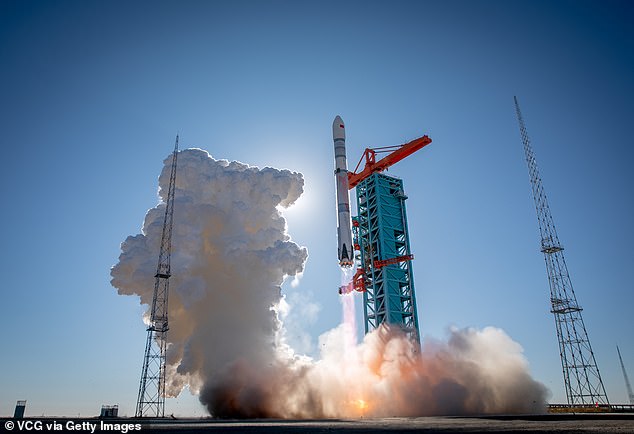 Britain prepares emergency alert as out-of-control Chinese rocket ...