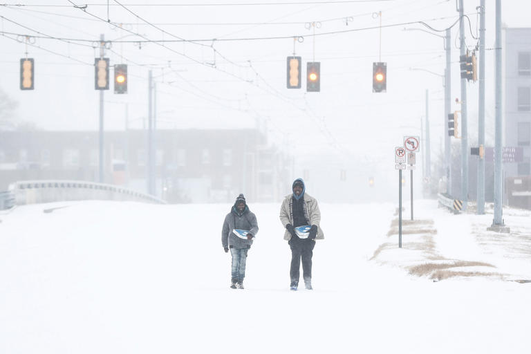 Decenas de miles de personas entran en su sexto día sin electricidad mientras Carolinas y Virginia se preparan para una tormenta invernal