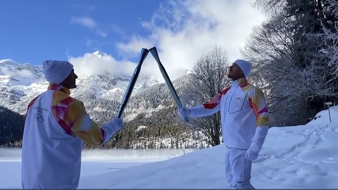 Milano Cortina, la fiamma olimpica in alta montagna