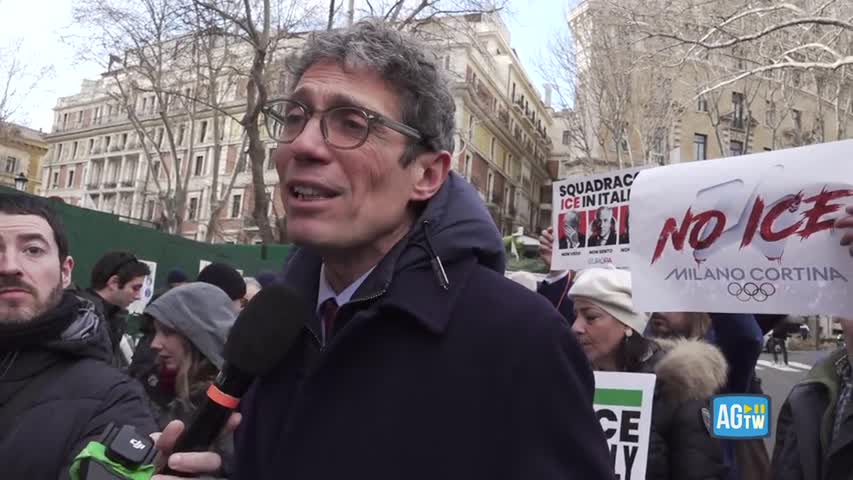 Rome, protest outside the USA embassy: 