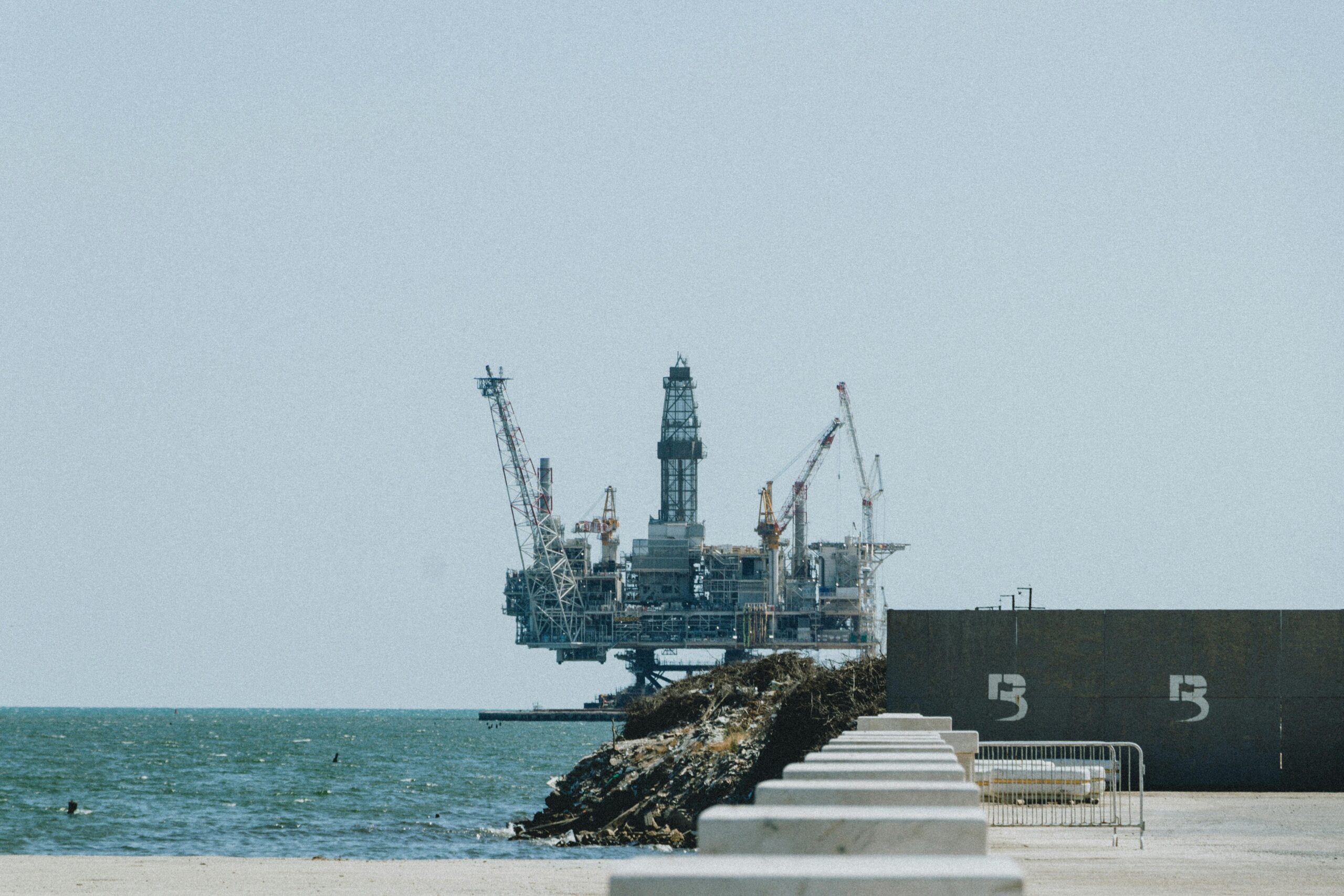 An oil rig falls in the Arctic and burns