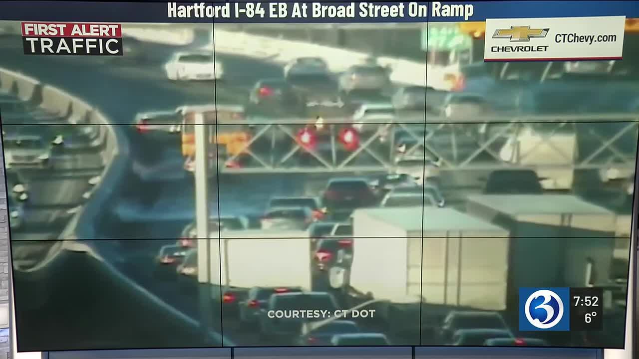 Multi-vehicle crash closes lanes on I-84 in Hartford