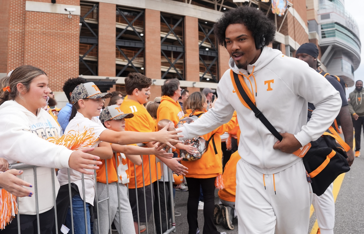 Vols insider shares latest health update on Tennessee linebacker Arion Carter and whether he