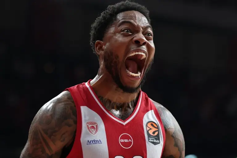 Ένα γεμάτο βράδυ και ένα τεράστιο ρόστερ που έχει πια ο Ολυμπιακός