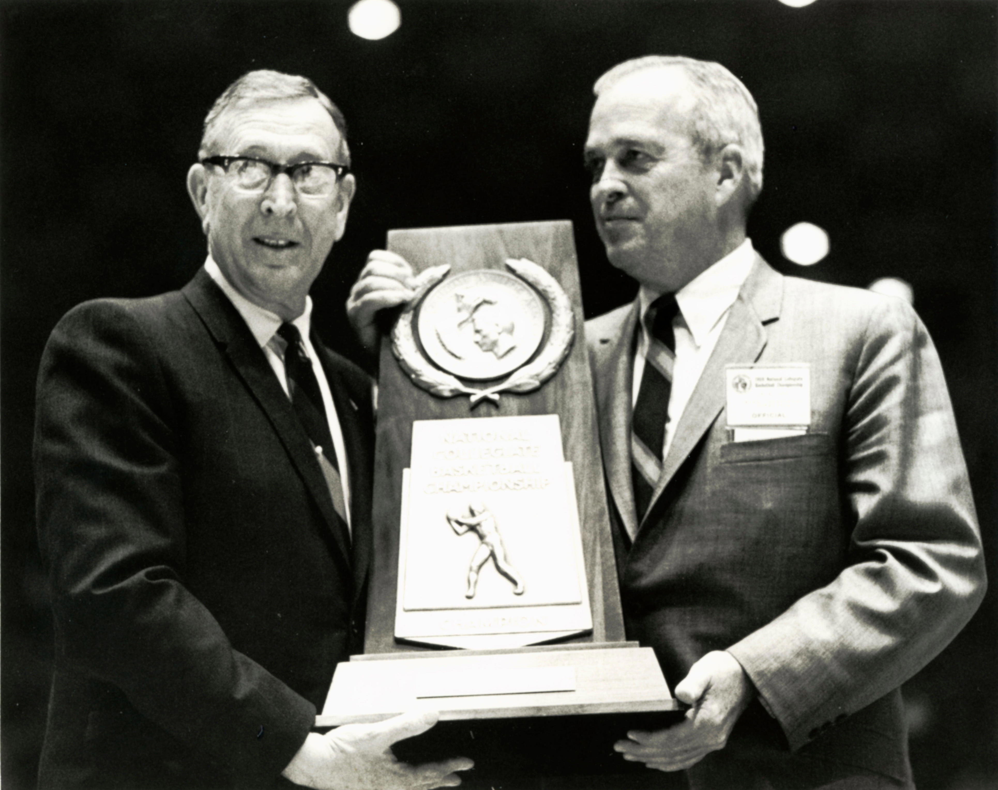 UCLA to honor 1965 NCAA championship team with throwback uniforms