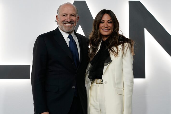 O secretário de Comércio, Howard Lutnick, e sua esposa, Allison, chegam para a estreia do filme "Melania", estrelado pela primeira-dama Melania Trump, no John F. Kennedy Memorial Center for the Performing Arts, na quinta-feira, 29 de janeiro de 2026, em Washington Foto: Jose Luis Magana / AP