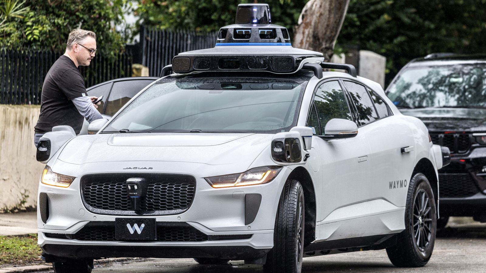 Un Waymo atropella a un niño cerca de un colegio y reabre el debate ...