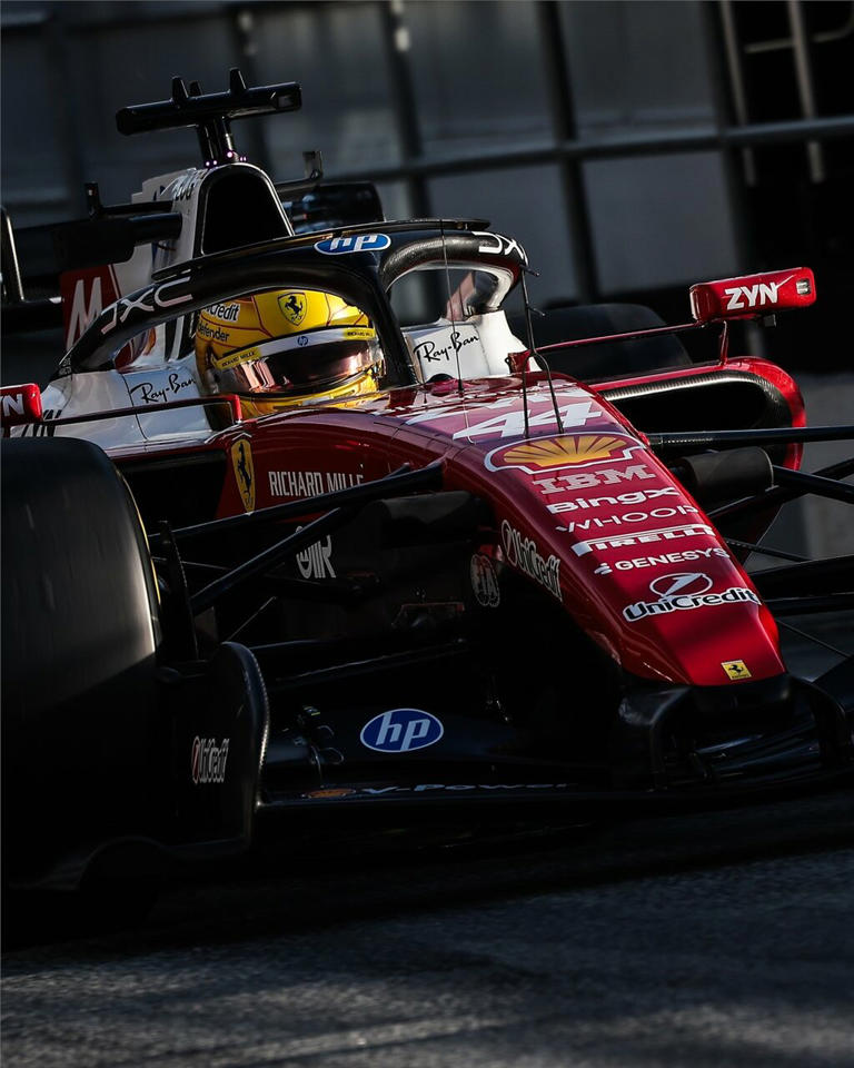 F1, nell'ultima giornata di test a Barcellona brilla la Ferrari SF-26 ...
