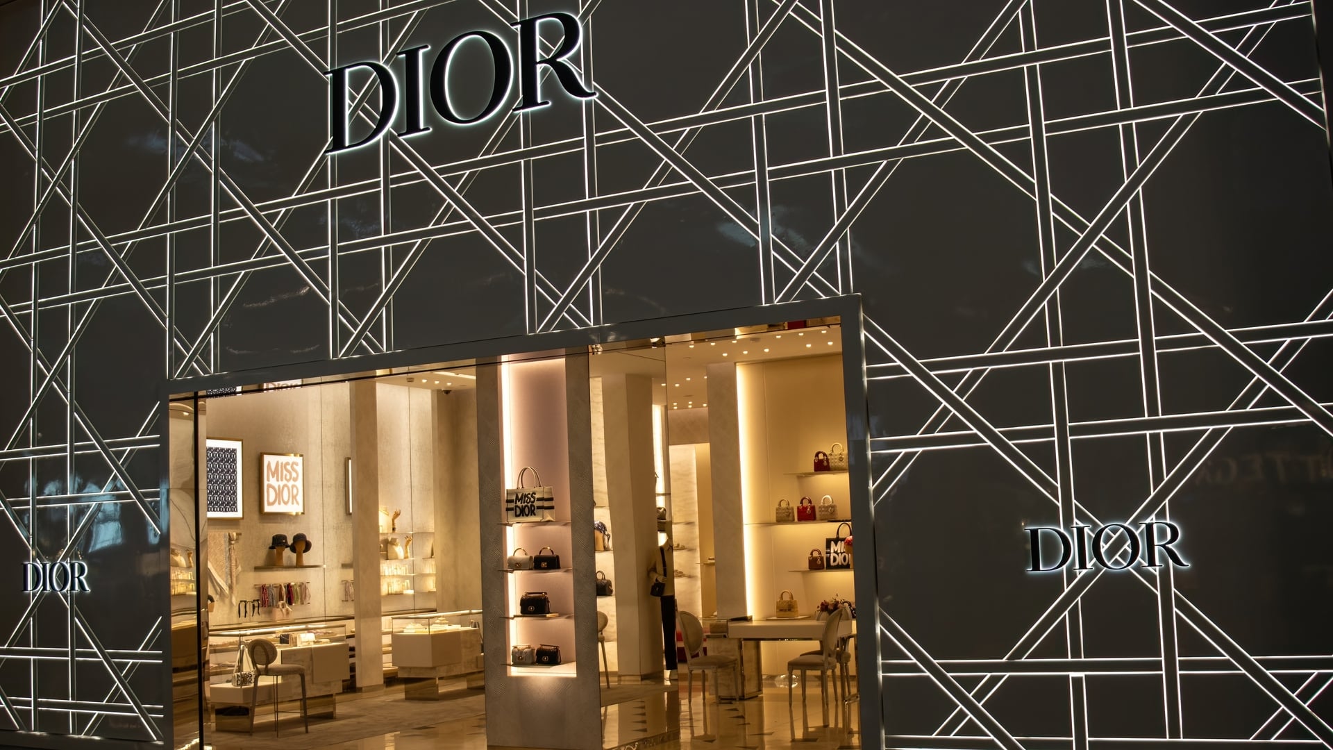 À Paris, Dior inaugure un pop-up immersif exclusif inspiré de la ...