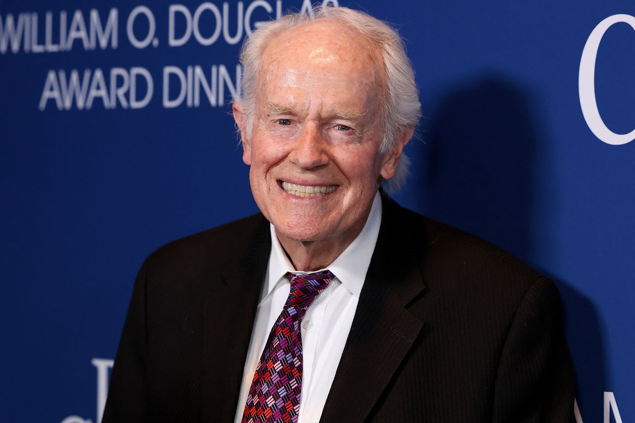 M*A*S*H star Mike Farrell guests on 9-1-1 in his first screen ...