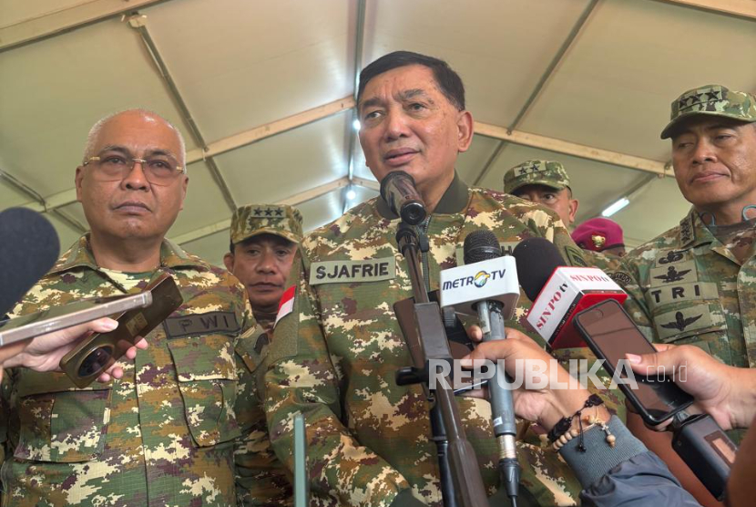 Menteri Pertahanan RI Jenderal (Purn) Sjafrie Sjamsoeddin memberikan keterangan pers.