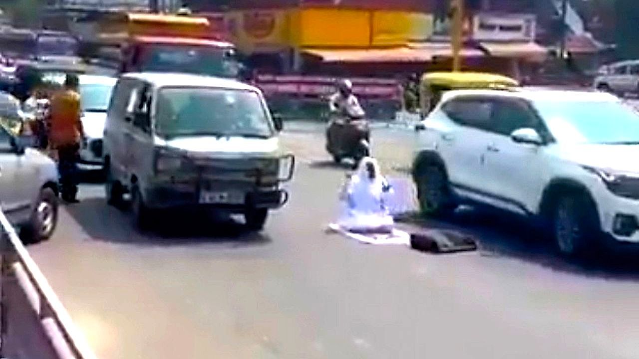 Woman prays in middle of busy India road to protest property dispute