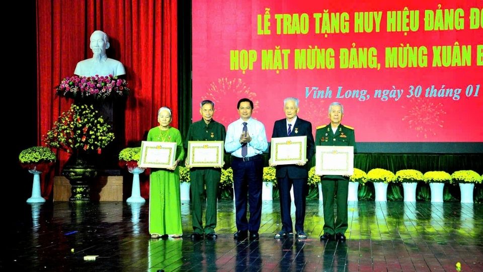 Vĩnh Long họp mặt mừng Đảng, trao và truy tặng Huy hiệu Đảng