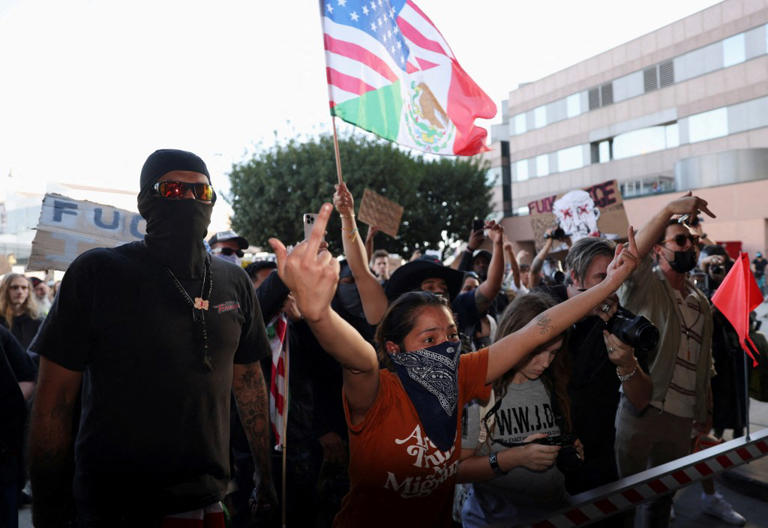 Anti-ICE protesters clash with FED agents outside DTLA federal building