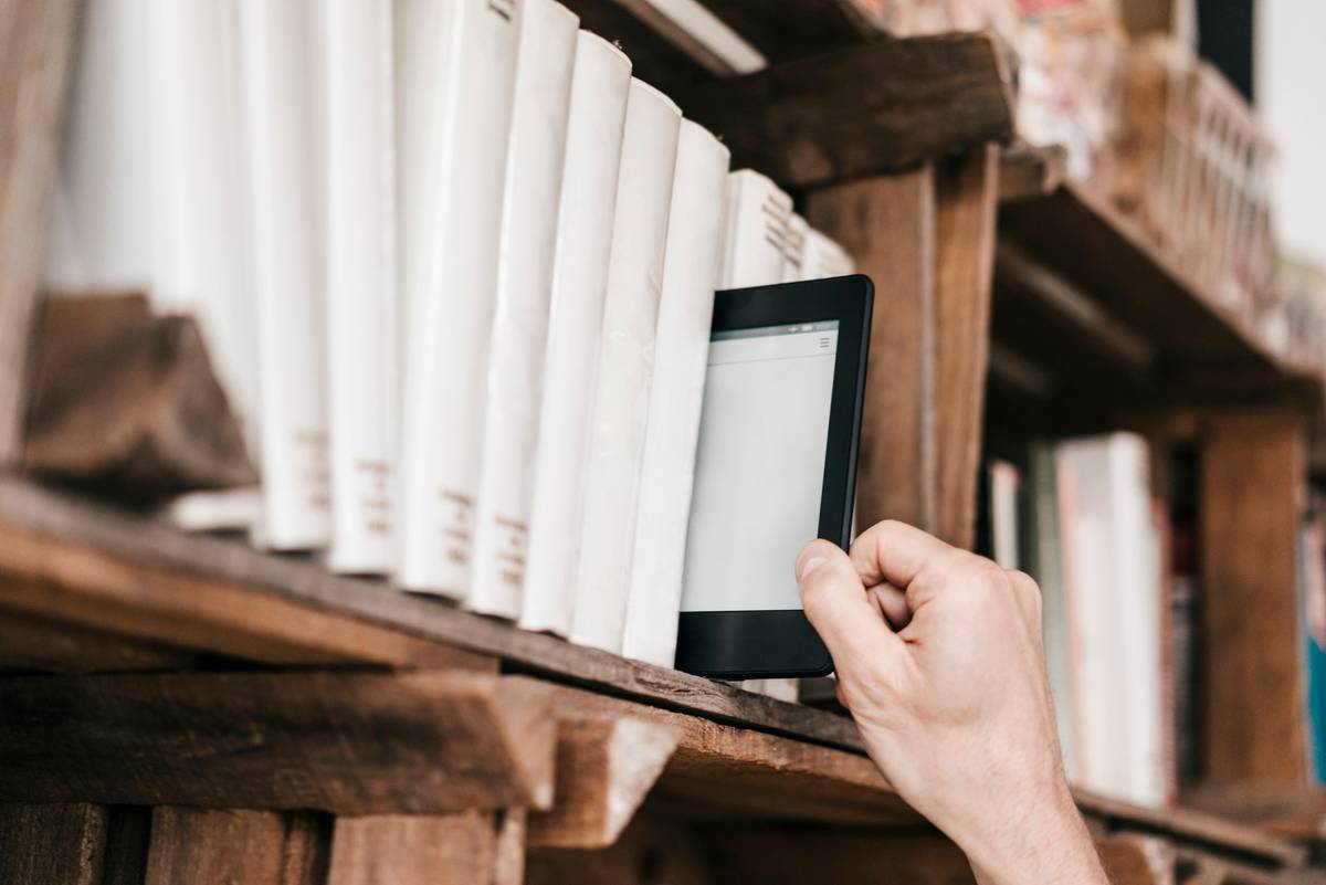 Requisitar livros na internet? A biblioteca digital portuguesa já ...