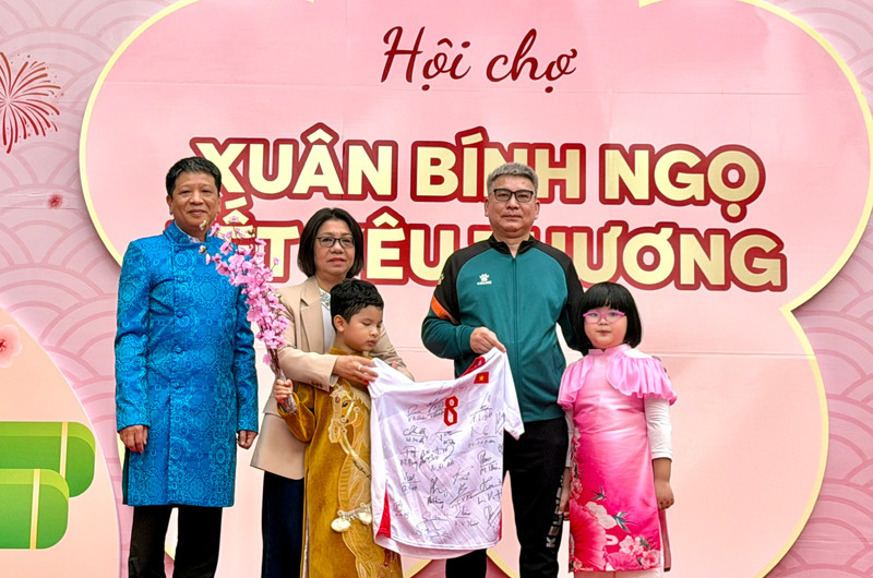 Trường tổ chức hội chợ xuân, áo cầu thủ U23 được bán với giá 46 triệu đồng