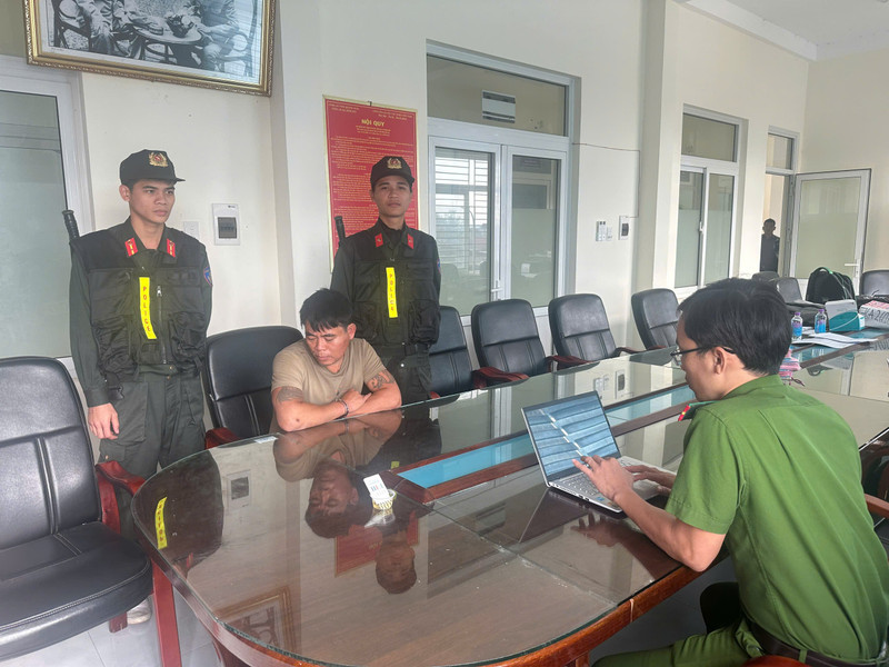 [CLIP] Cảnh sát đột kích hầm trú ẩn của băng nhóm tội phạm ở Quảng Ngãi