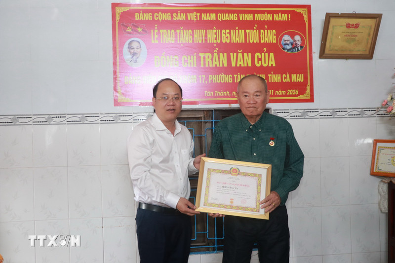 Cà Mau: Trao tặng Huy hiệu Đảng cho 430 đảng viên lão thành