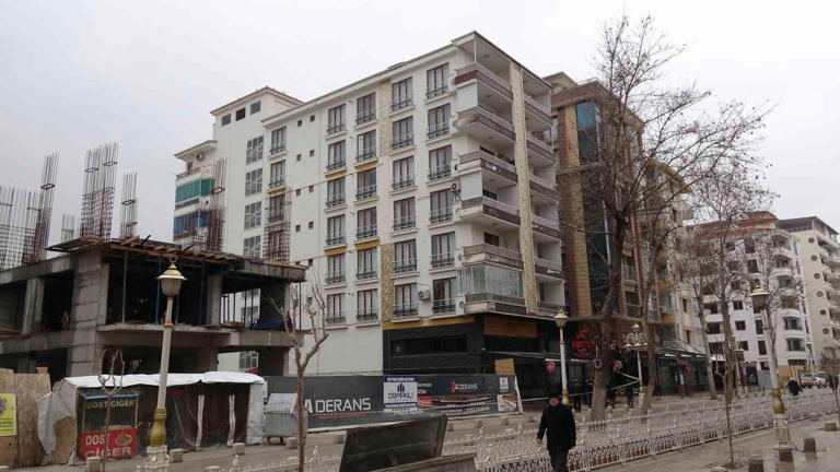 İstinat duvarı çöken bina havadan görüntülendi