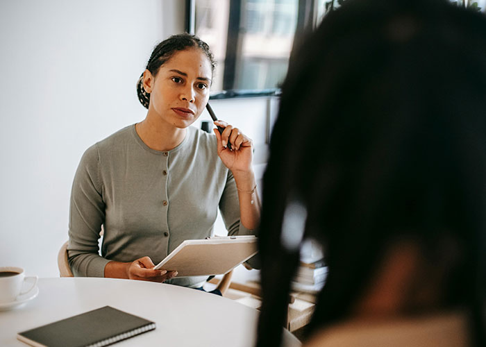 40 Indicators That The Person You’re Talking To Is Super Smart And Hides It Well