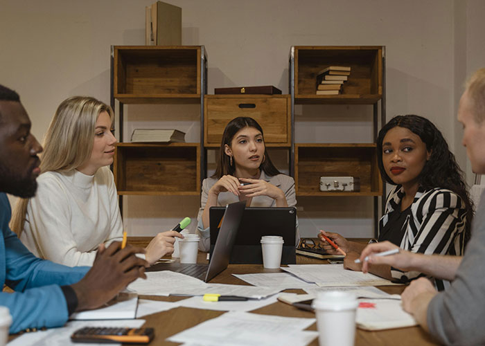 40 Indicators That The Person You’re Talking To Is Super Smart And Hides It Well
