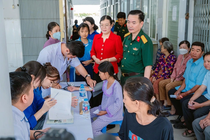 Bệnh viện Quân y 120 khám bệnh và trao quà cho người dân An Giang