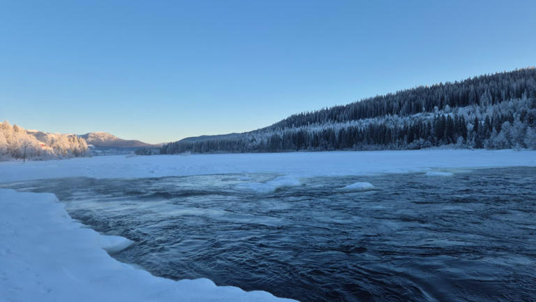 Winters landschap en een grotendeels bevroren rivier in Duved, Zweden. Foto: Jelmer Nas