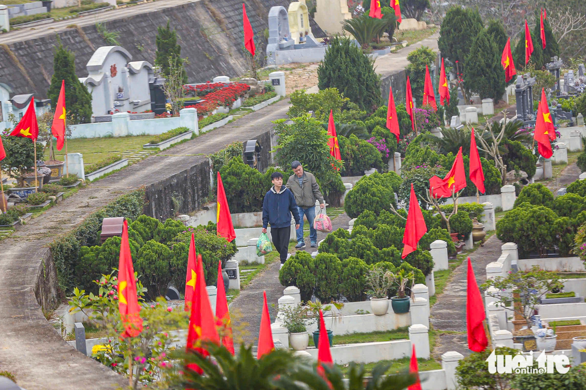 Sắp rằm tháng Chạp, nhiều gia đình người Hà Nội cùng nhau tảo mộ cuối năm