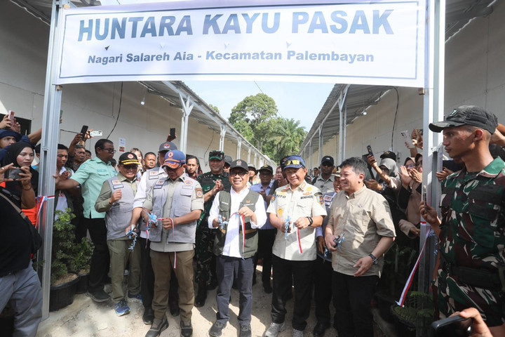 Suasana pembangunan Huntara