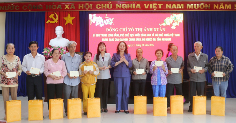 Phó Chủ tịch nước Võ Thị Ánh Xuân thăm, tặng quà và chúc Tết tại An Giang