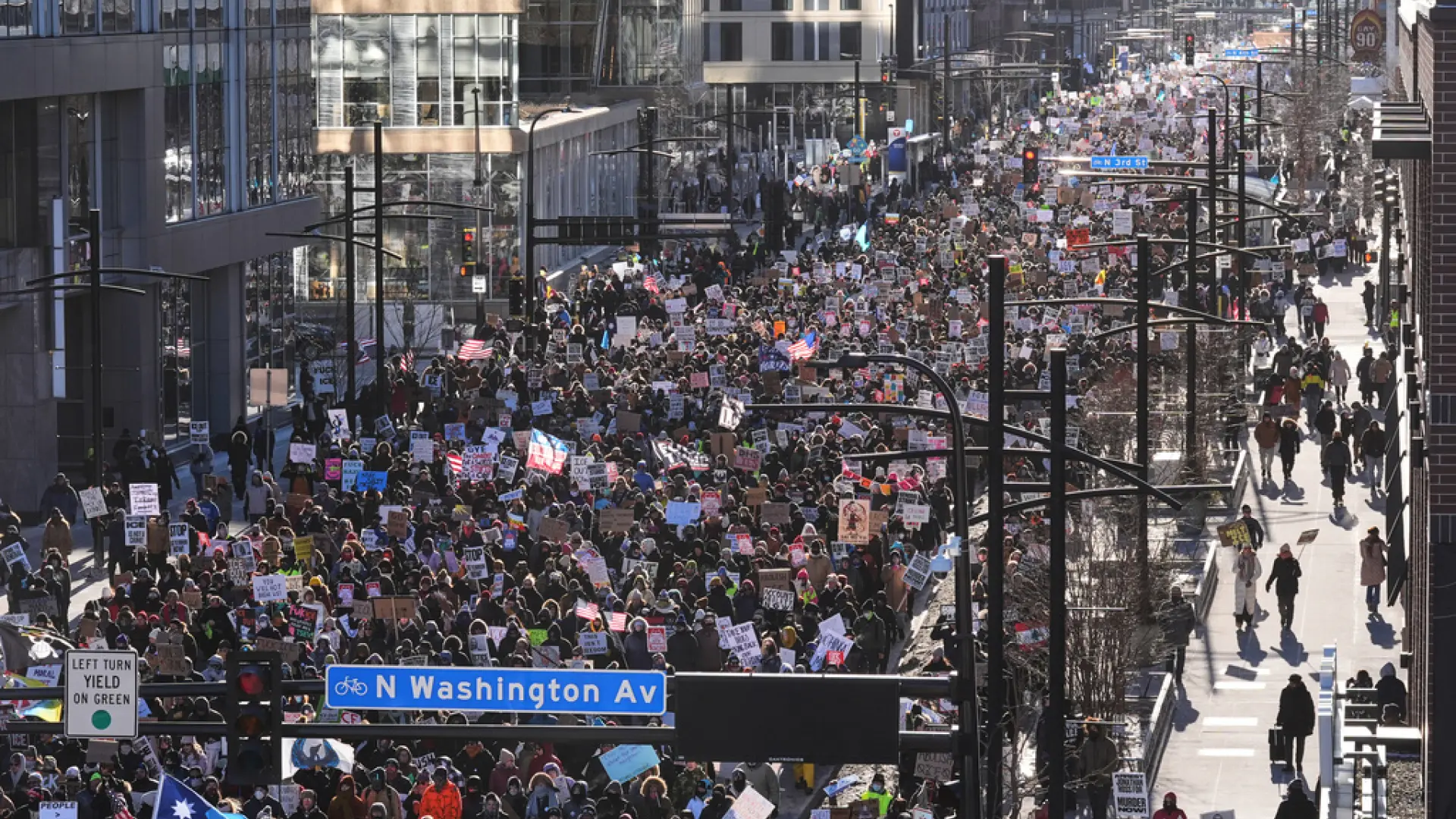 Miles de personas vuelven a salir a las calles en Minneapolis y otros ...
