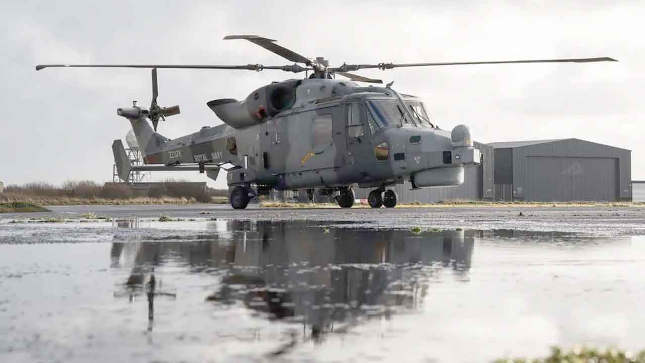 A Royal Navy helikopterei átvették az irányítást a drónok felett ...