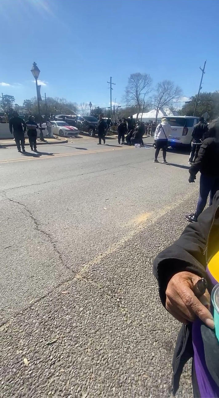 6 injured, including child, in Louisiana Mardi Gras parade shooting