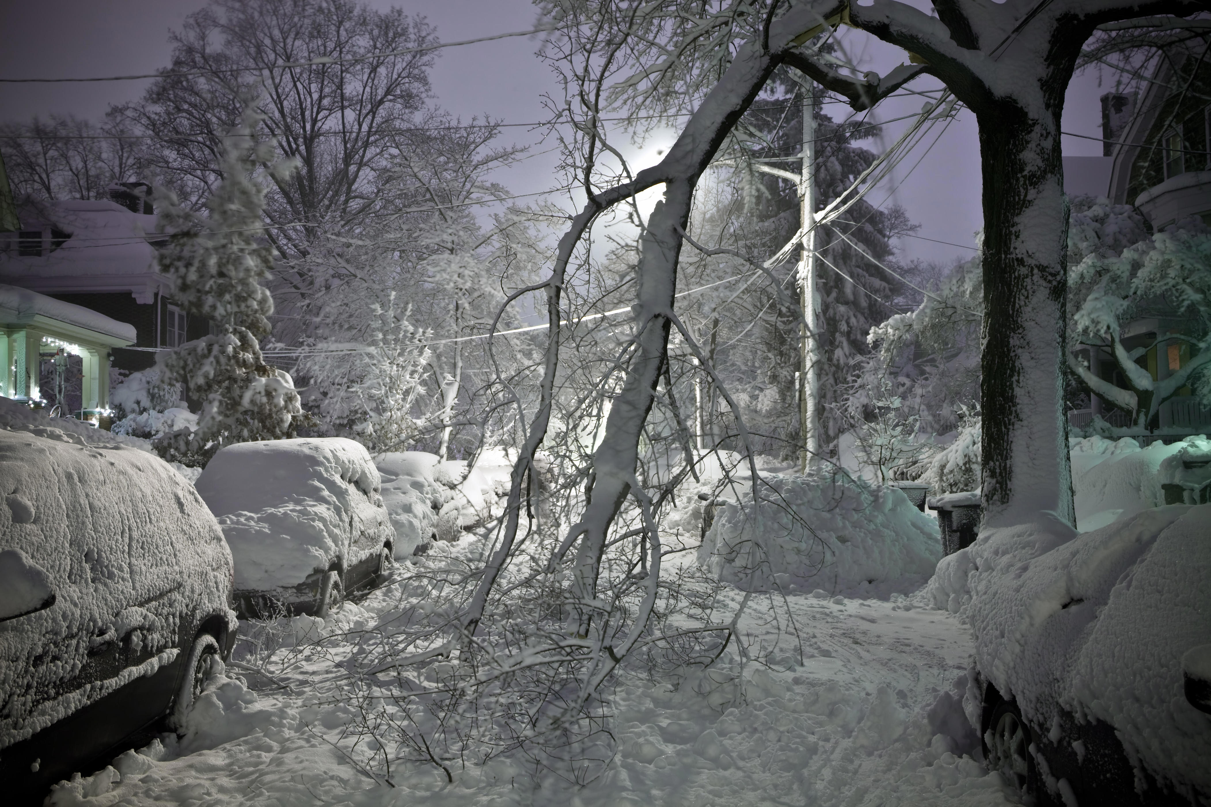 Winter storm strengthens and brings blizzard conditions to the Carolinas
