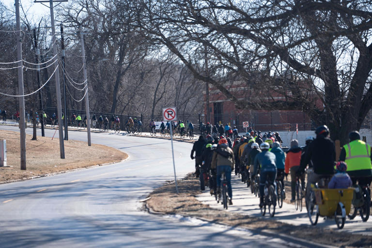 Iowans ride their bikes in remembrance of Alex Pretti