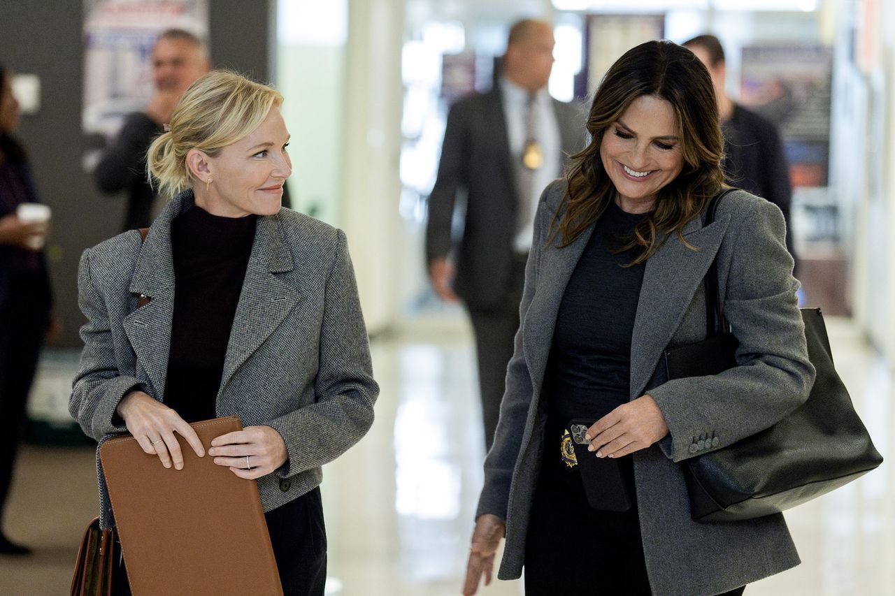 Kelli Giddish shares the 1 thing she regrets not asking Mariska(02)