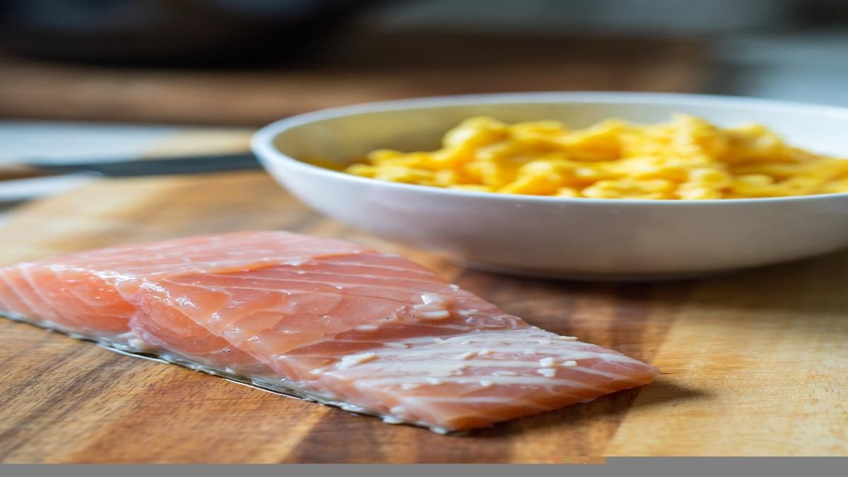 Salmon vs. eggs: Which one is better for lowering blood pressure, according to heart experts<br><br>