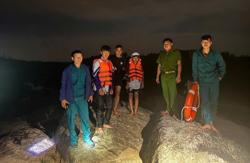 Hai học sinh mắc kẹt trên sông Ba khi thủy điện xả lũ