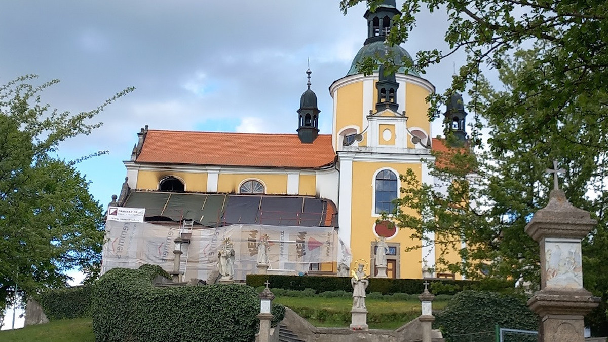 Oprava kostela v Chlumu u Třeboně po požáru potrvá několik let