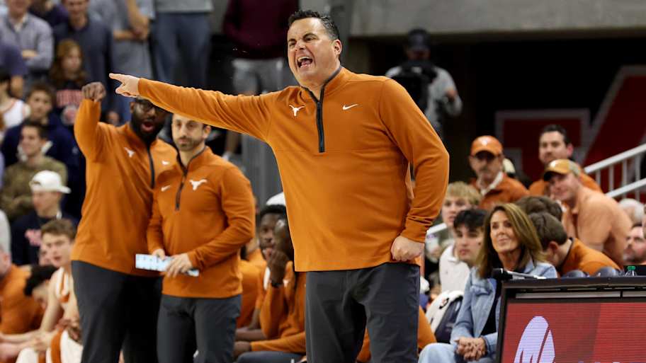 Texas Longhorns narrowly down after ugly first half vs. Oklahoma Sooners: Live updates<br><br>