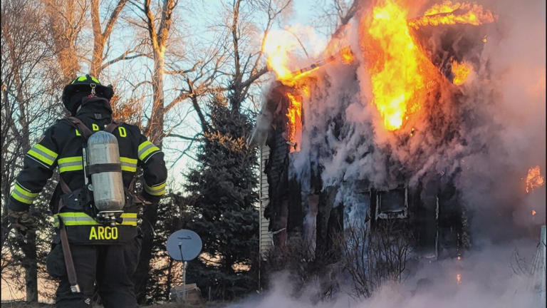 Belle Plaine firefighters battle house fire in freezing conditions
