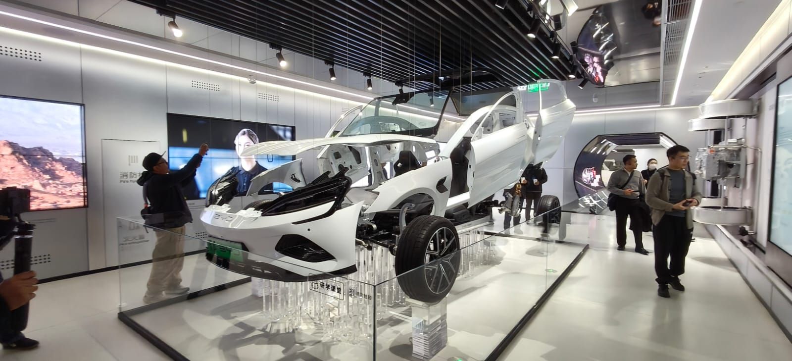 Dispenser Bensin Tua di Balik Kecanggihan BYD Di-Space Dispenser Bensin Tua di Balik Kecanggihan BYD Di-Space