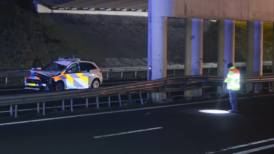 Ernstig gewonde op N31 bij Leeuwarden: aangereden door politieauto