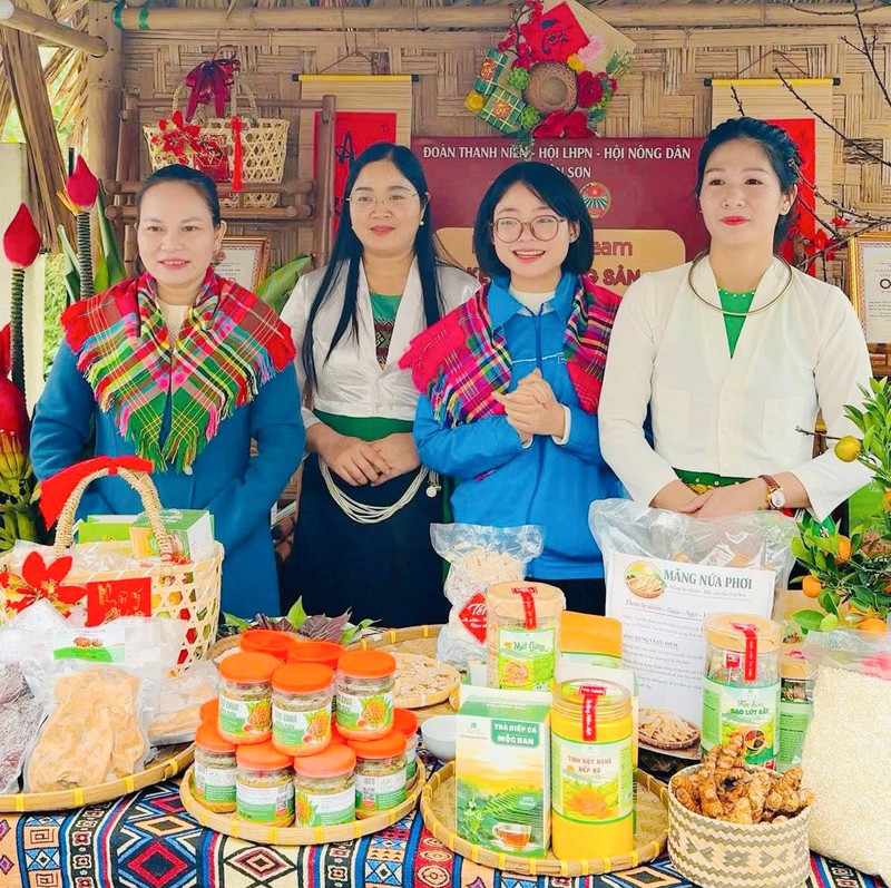 Đoàn thanh niên Đất Tổ livestream bán nông sản địa phương