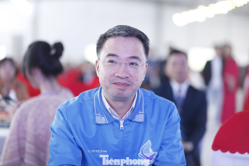 Bí thư T.Ư Đoàn Nguyễn Tường Lâm tặng quà Tết thanh niên công nhân