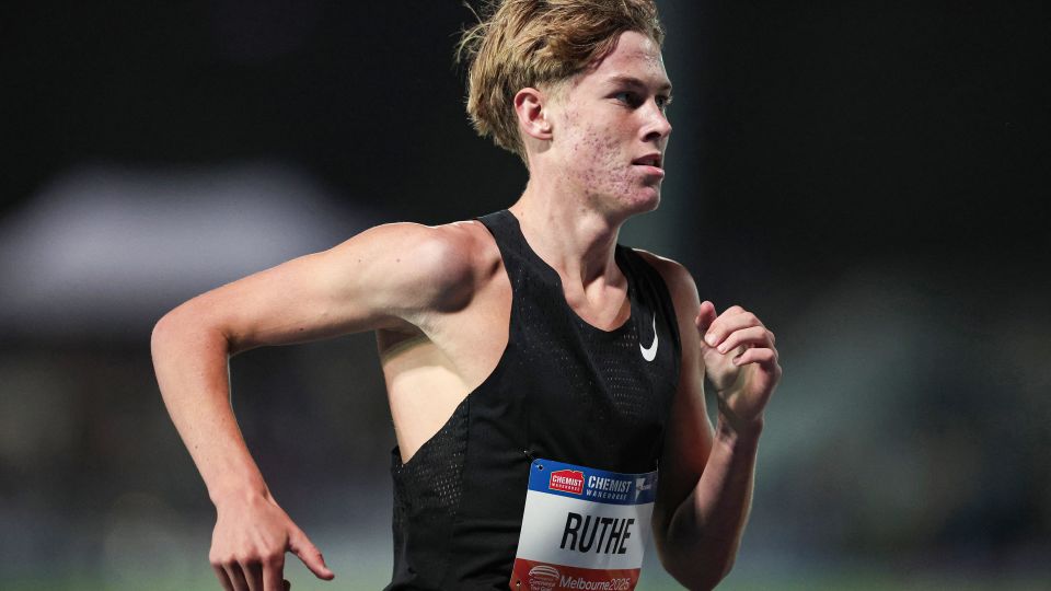 Teen runner sets new record for fastest mile by a junior athlete