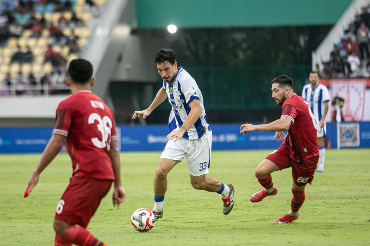 Perayaan gol Persib Bandung dalam pertandingan melawan Persis Solo